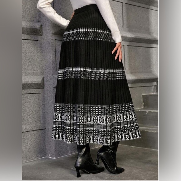 Black Geo Pattern Pleated Knit Skirt - Picture 4 of 6